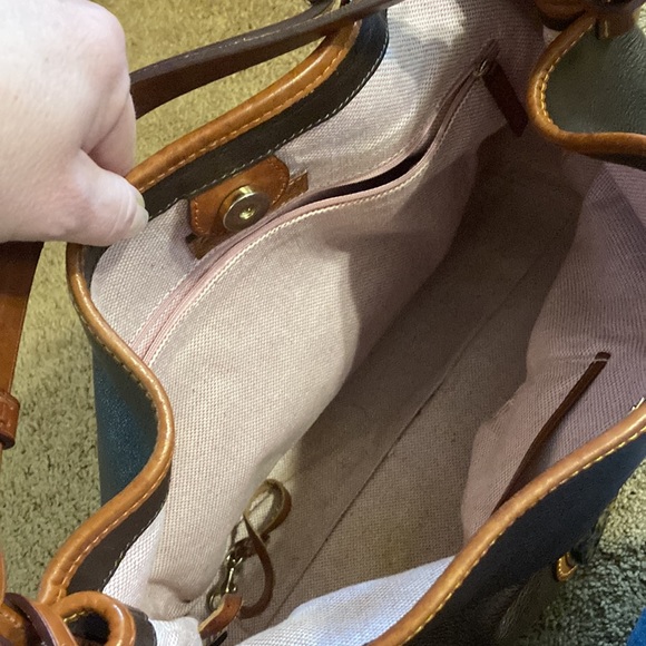 Dooney and Bourke shoulder bag - Picture 2 of 2